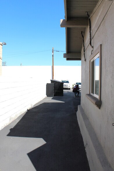 More Photos Of 6944 Reseda Blvd, Reseda Freestanding For Lease