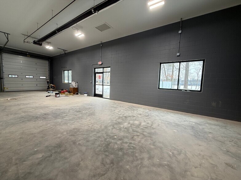 More Photos Of 70 County Line Dr, Cromwell Warehouse For Lease
