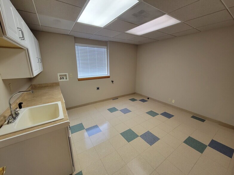 More Photos Of 354 NE Dekalb Ave, Bend Office For Lease