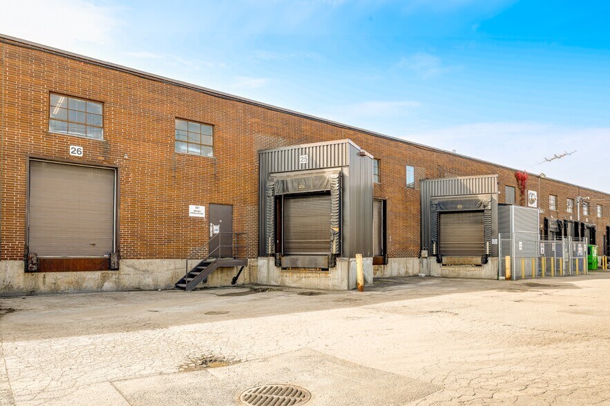 More Photos Of 295-371 Rue Deslauriers, Montréal Distribution For Lease