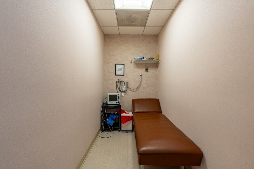 More Photos Of 1303 Macom Dr, Naperville Medical For Lease