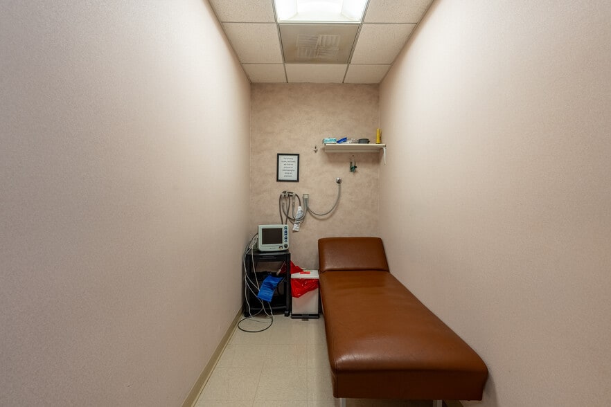 More Photos Of 1303 Macom Dr, Naperville Medical For Sale