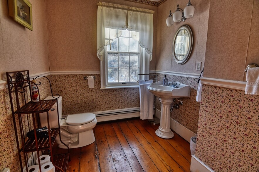More Photos Of 27 Route 25, Plymouth Hospitality For Sale