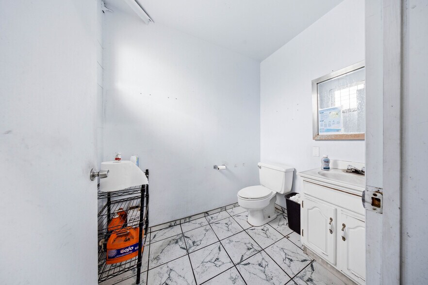 More Photos Of 1794 Haleukana St, Lihue Warehouse For Sale