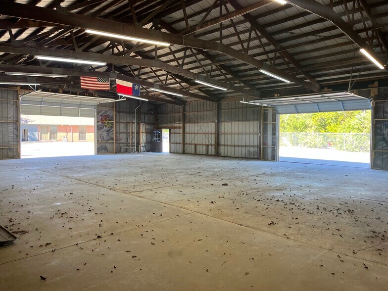 More Photos Of 6812 Avenue K, Plano Flex For Lease