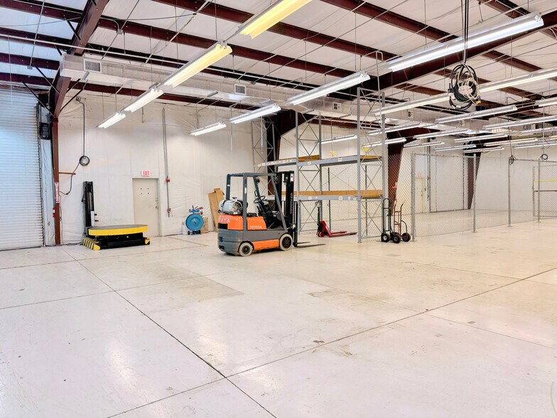 More Photos Of 2529 Commerce Pky, North Port Warehouse For Lease