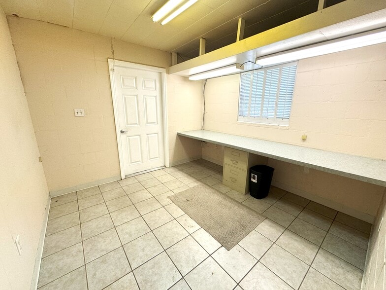 More Photos Of 2028 Palmetto St, Clearwater Light Distribution For Lease