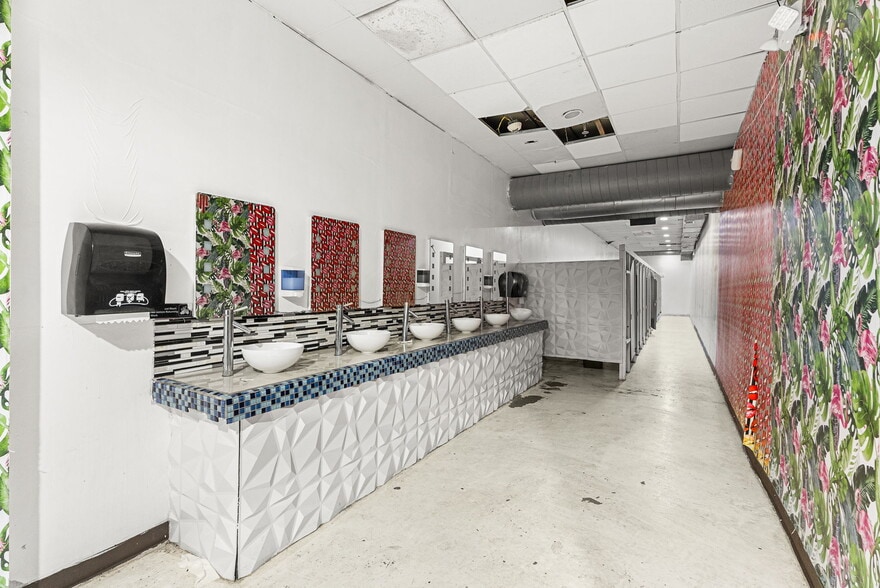 More Photos Of 13087 Hwy 271 N, Tyler Bar For Sale