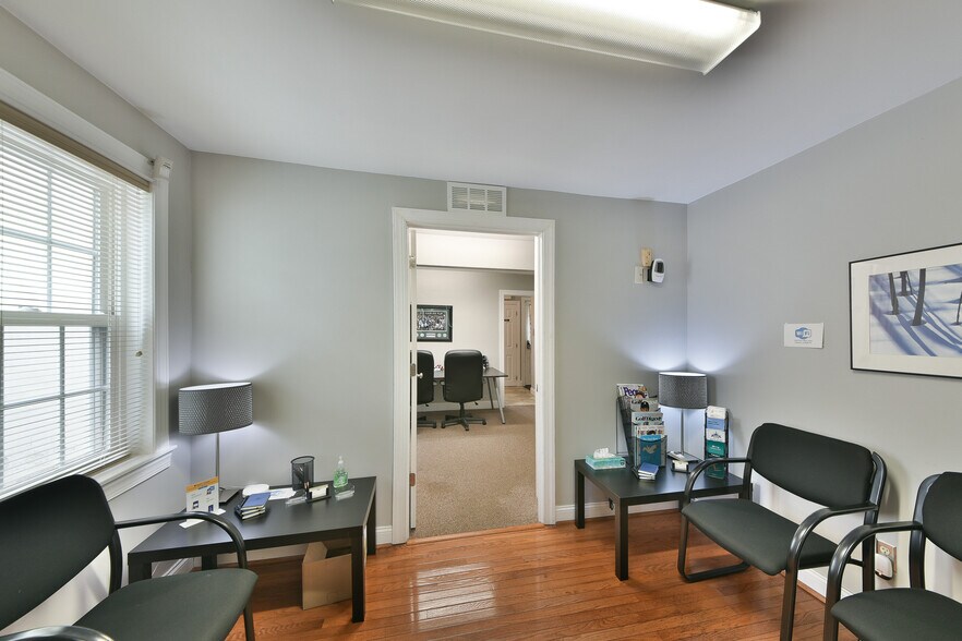 More Photos Of 12 E Mill Rd, Flourtown Medical For Lease
