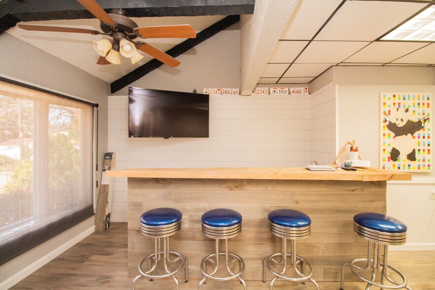 More Photos Of 636 Sunderland Rd, Worcester Freestanding For Lease
