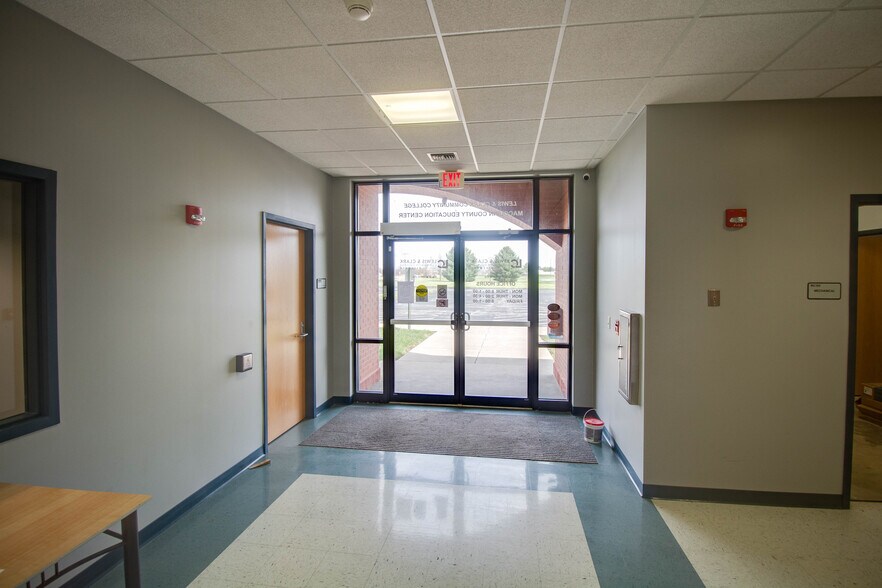 More Photos Of 18400 Shipman Rd, Carlinville Schools For Sale