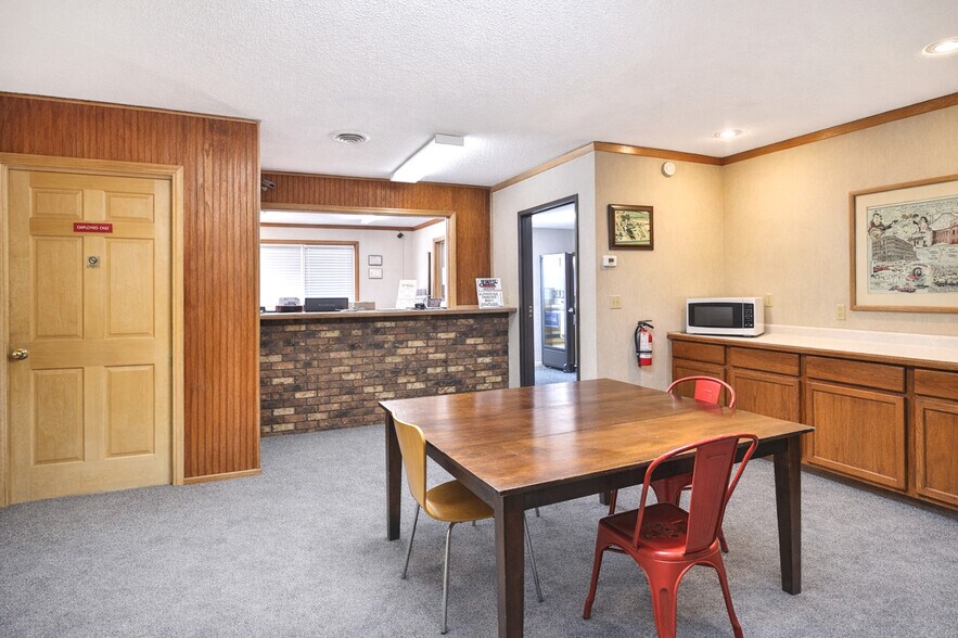 More Photos Of 2102 E Main St, Albert Lea Hotel For Sale
