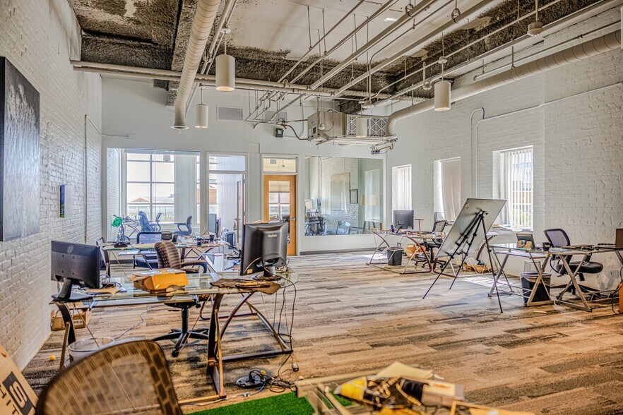 More Photos Of 300 W Pratt St, Baltimore Office For Sale