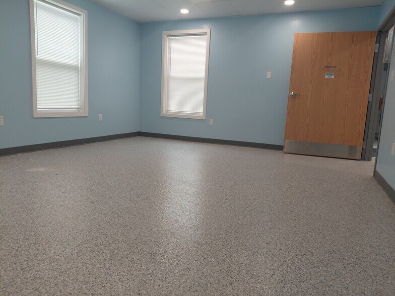 More Photos Of 32 Stiles Rd, Salem Office For Sale