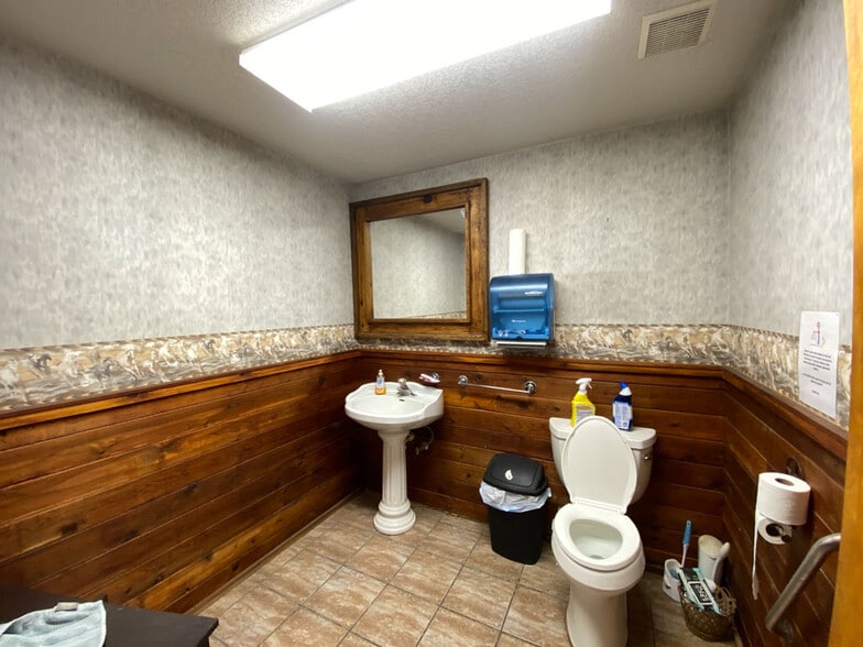 More Photos Of 8491 US Highway 281 N, Spring Branch Showroom For Sale