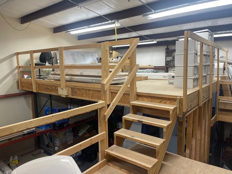 More Photos Of 2024 Princeton St, Sarasota Warehouse For Lease