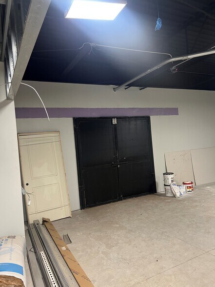 More Photos Of 21260 W 8 Mile Rd, Southfield Warehouse For Lease