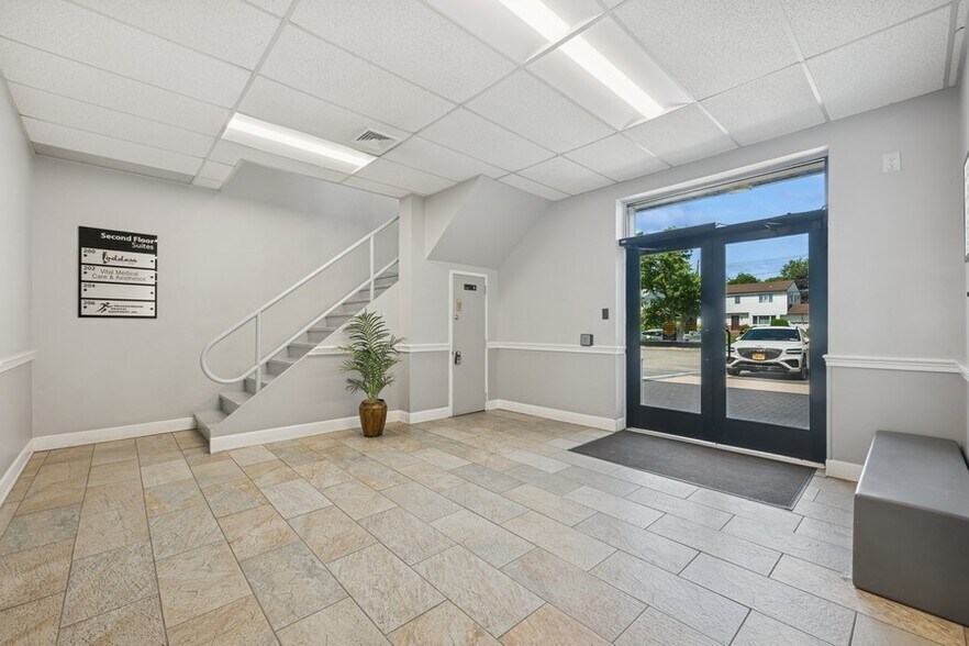 More Photos Of 2201-2211 Merrick Rd, Merrick Office Residential For Lease