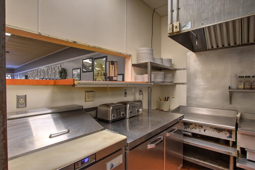 More Photos Of 118 Main St S, Cambridge Storefront For Sale