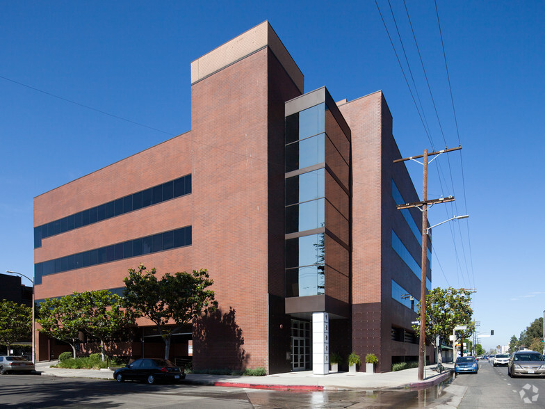 Primary Photo Of 12925 Riverside Dr, Sherman Oaks Office For Lease