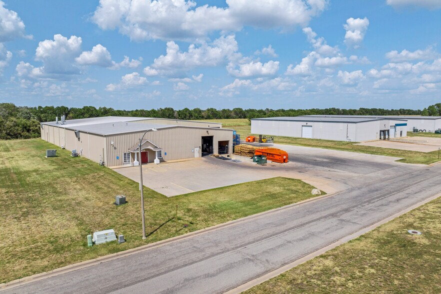 More Photos Of 1800 SE 9th St, Newton Manufacturing For Sale
