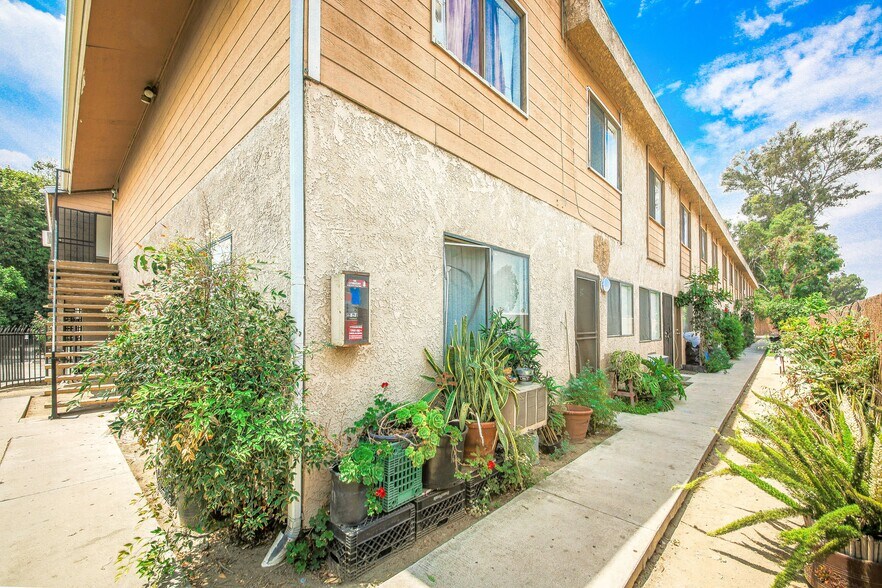 More Photos Of 7505-7507 Woodman Ave, Van Nuys Apartments For Sale