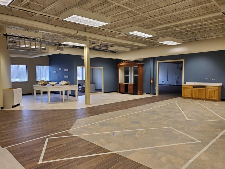 35455 Veronica St, Livonia, MI 48150 Showroom For Sale