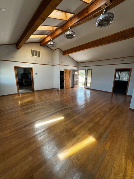 More Photos Of 30 Roundville Ln, Round Rock Light Distribution For Sale
