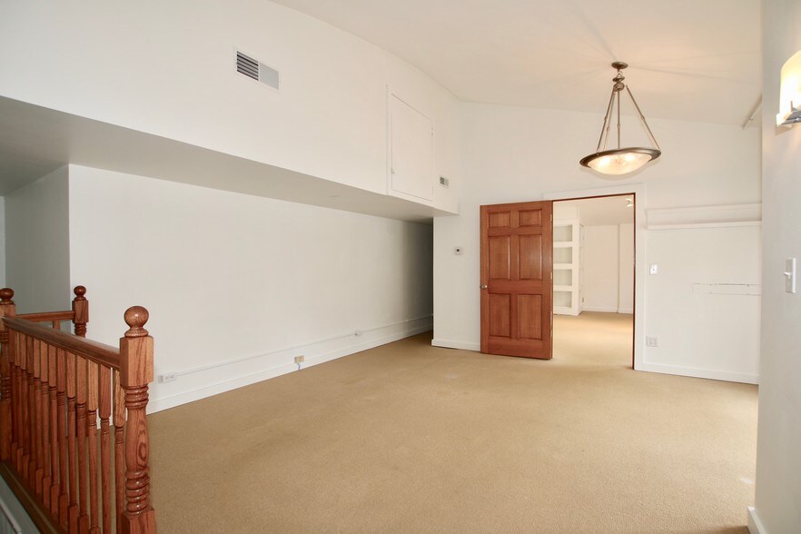 More Photos Of 114-118 E Calhoun St, Woodstock Freestanding For Lease