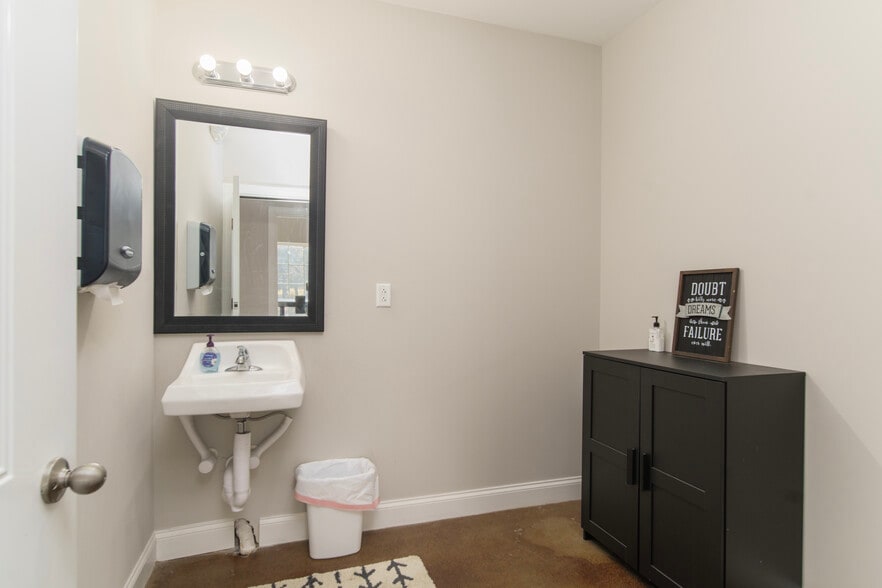 More Photos Of 3844 Clemmons Rd, Clemmons Medical For Lease