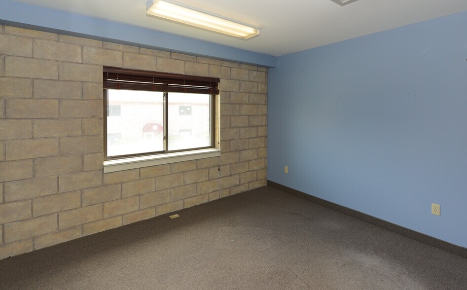 More Photos Of 8 Pecks Ln, Newtown Flex For Lease