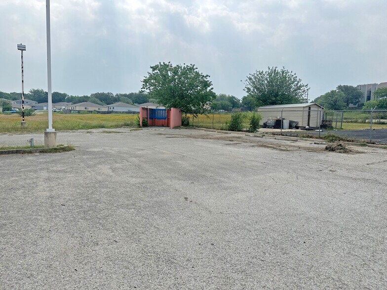 More Photos Of 11430 Perrin Beitel Rd, San Antonio Freestanding For Lease