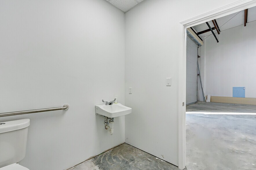 More Photos Of 1631 Highway 6 S, Houston Warehouse For Sale