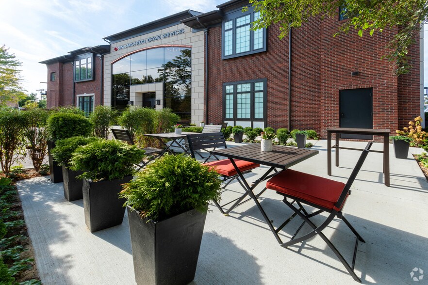 More Photos Of 17108 Mack Ave, Grosse Pointe Office For Lease