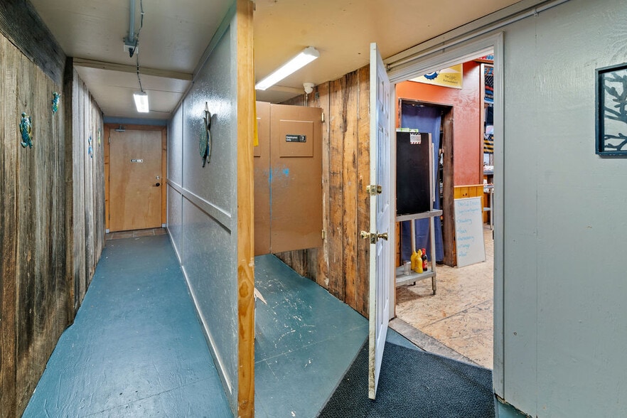 More Photos Of 6425 Pacific Ave, Cloverdale General Retail For Sale