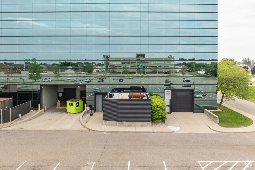More Photos Of 300 E Big Beaver Rd, Troy Office For Lease