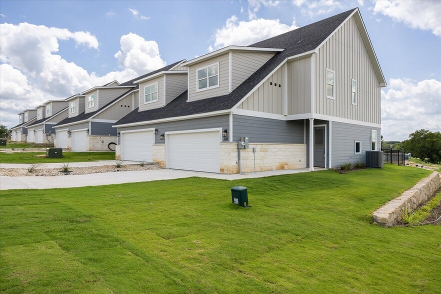 More Photos Of 710 N Sycamore St, Hico Apartments For Sale