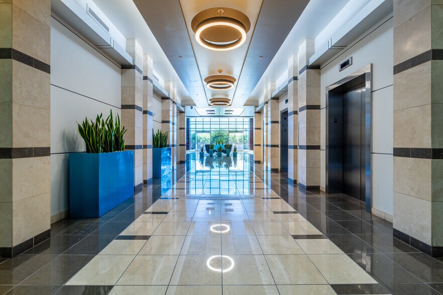 More Photos Of 3900 E Camelback Rd, Phoenix Office For Lease