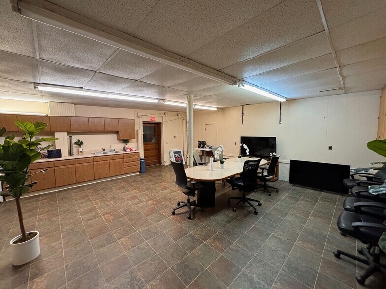 More Photos Of 250 St. John St, Loretto Warehouse For Lease