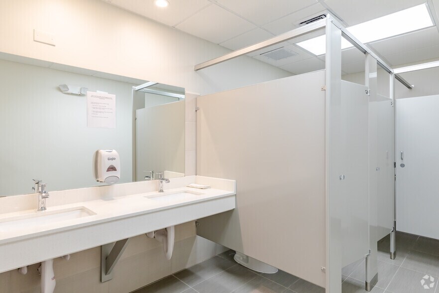More Photos Of 799 Roosevelt Rd, Glen Ellyn Office For Lease