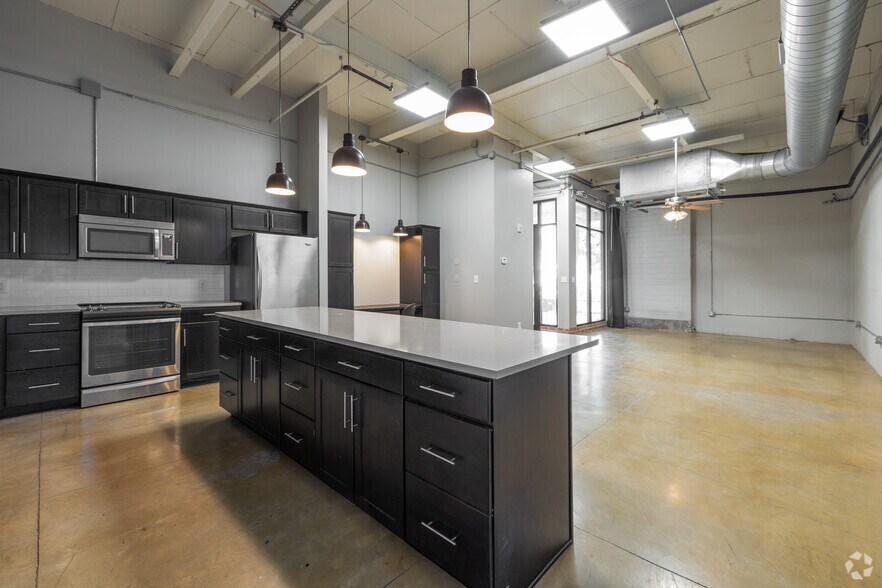 More Photos Of 3363 E Commerce St, San Antonio Unknown For Lease