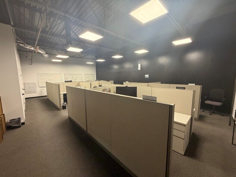 More Photos Of 1451-1461 W 40 S, Lindon Showroom For Lease