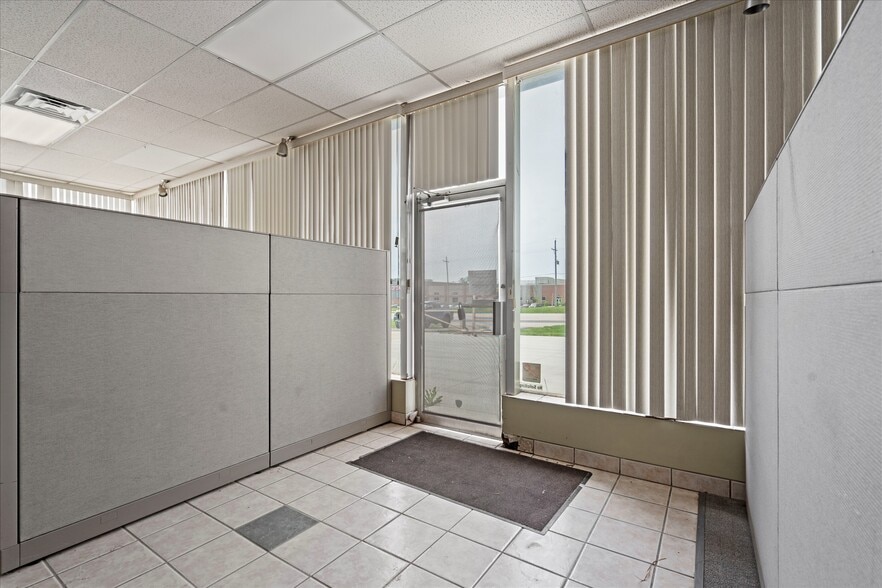 More Photos Of 325 E State Ave, Tonganoxie Auto Dealership For Lease