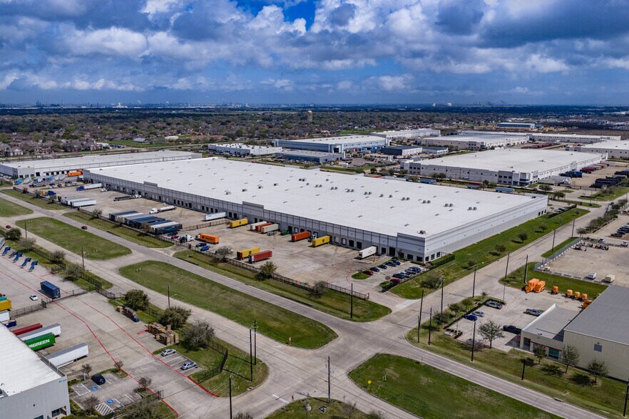 More Photos Of 4331 Underwood Rd, Pasadena Distribution For Lease