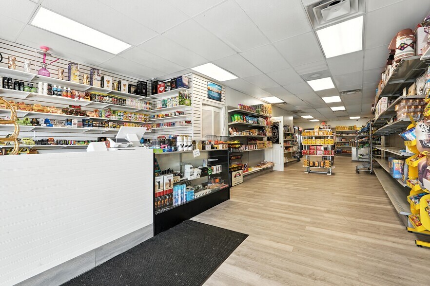 More Photos Of 1003 Saint James Ave, Springfield Freestanding For Sale