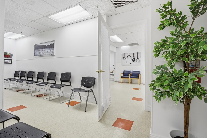 More Photos Of 8527 Pines Blvd, Pembroke Pines Office For Sale