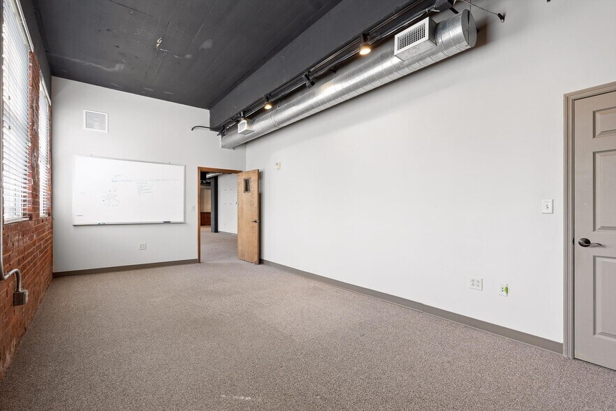 More Photos Of 407 Broad St, Chattanooga General Retail For Lease