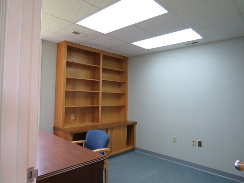 More Photos Of 9506 Hospital Ave, Nassawadox Medical For Sale