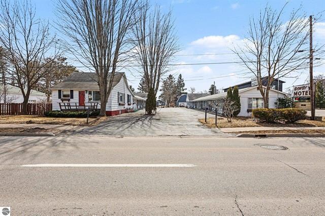 More Photos Of 1100 E Bay St, East Tawas Hotel For Sale