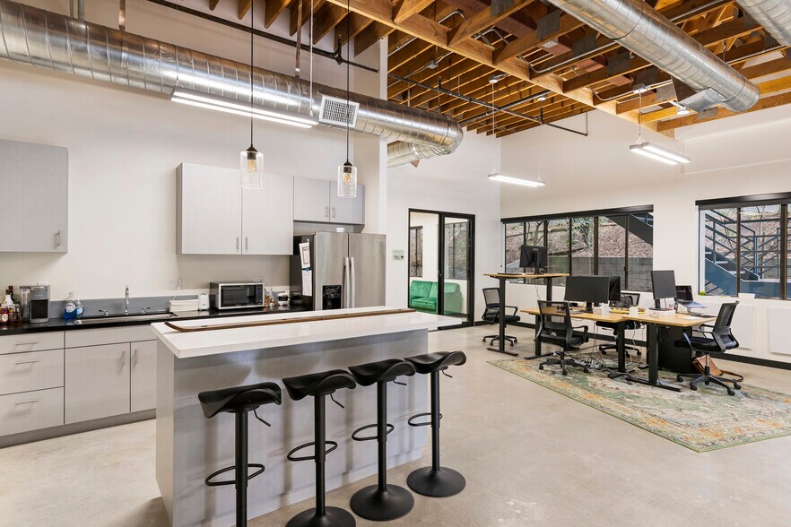More Photos Of 5839 Green Valley Cir, Culver City Office For Lease